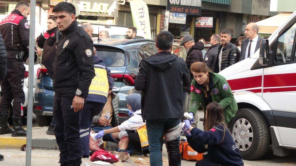 İnşaat işçileri şehrin merkezinde bıçakla birbirine girdi! 8 yaralı var 2